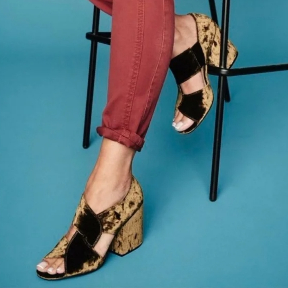 Cabi Olive Green Velvet Interlock Block Heel Sandals Women's Size 8